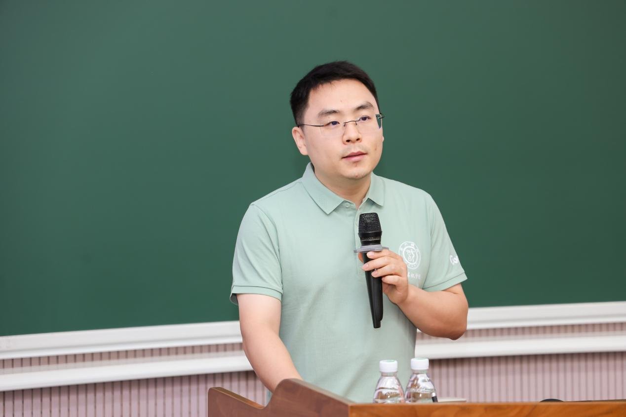 管海兵在致辞中指出